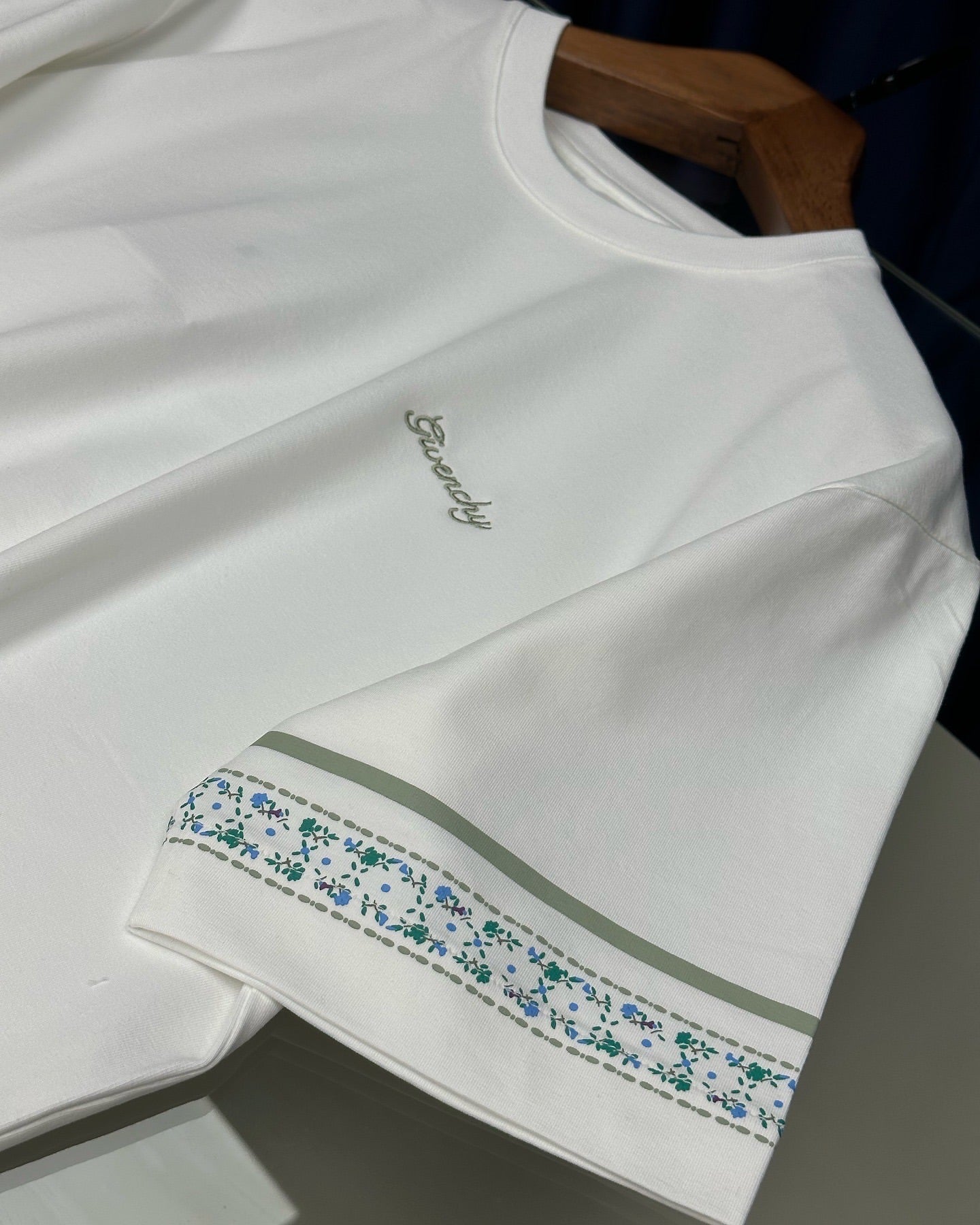 White T-Shirt with Embroidered Sleeve Detail Givenchy (Oversize)