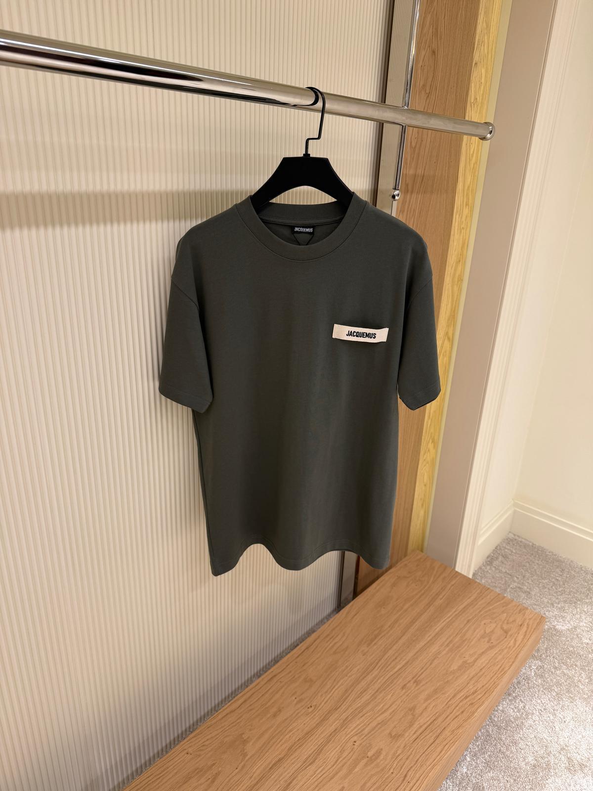Jacquemus Le T-Shirt Patch Logo Tee – Forest Green