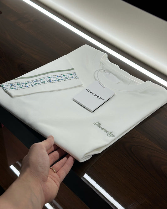 White T-Shirt with Embroidered Sleeve Detail Givenchy (Oversize)